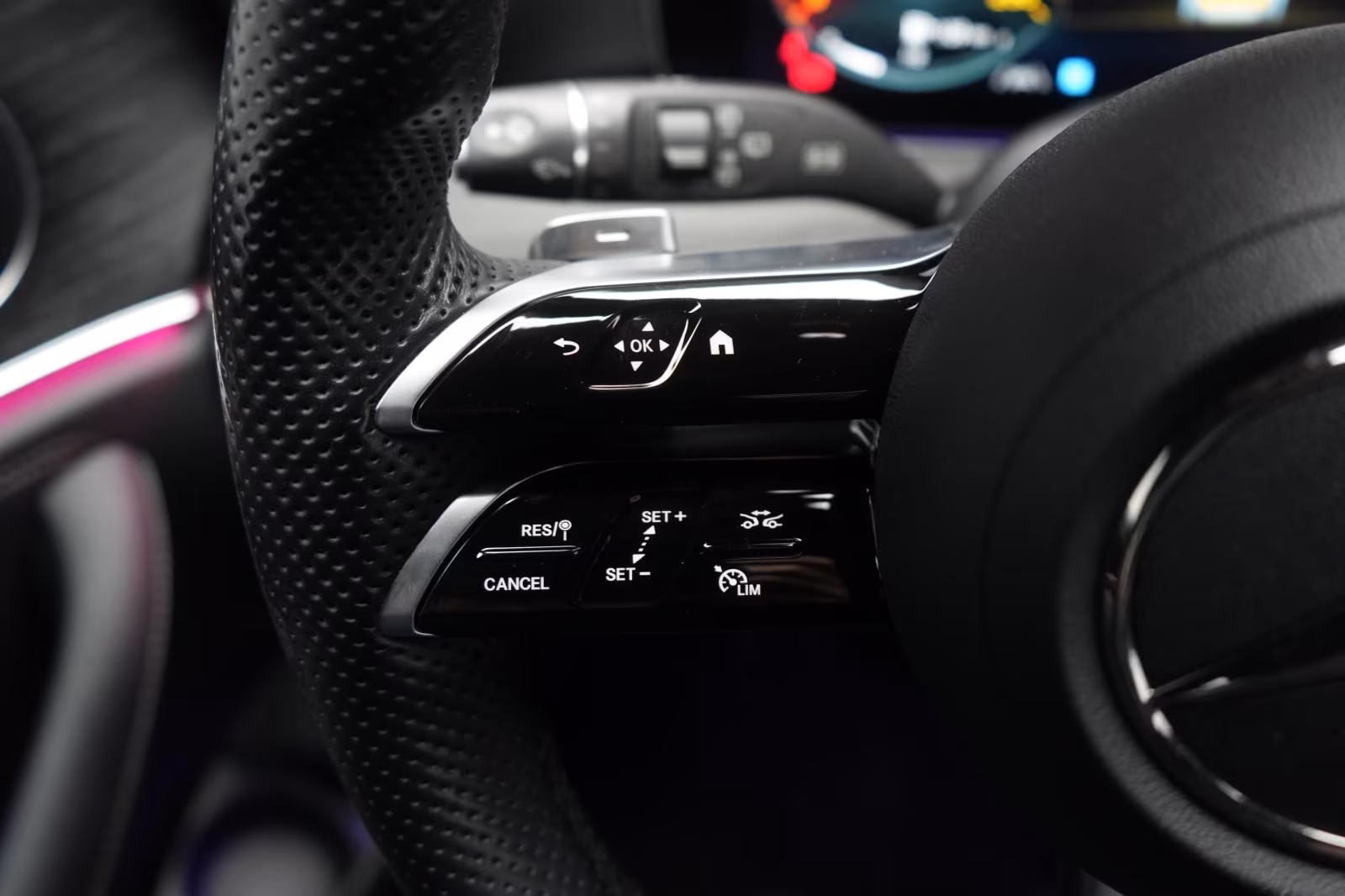(B-259) Mercedes-Benz(Hybrid) E 300 e T 9G-Tronic AMG Distronic/Kamera/AHK/L - Image 17
