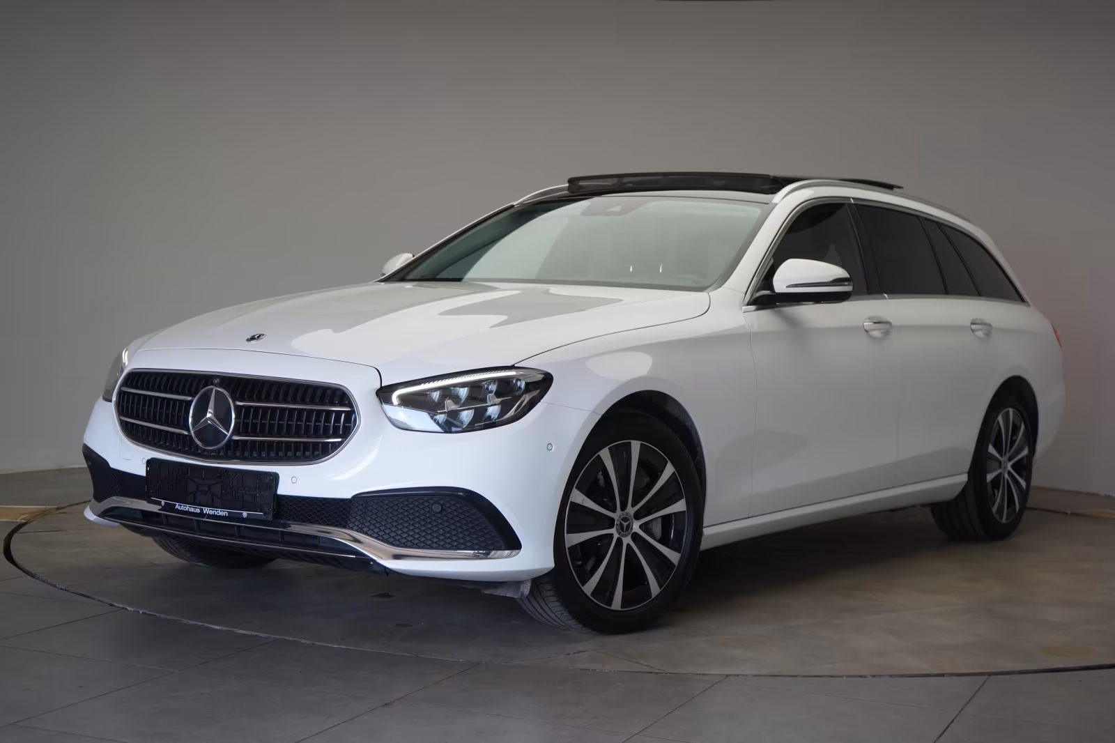 (B-222) Mercedes-Benz(Hybrid) E 300 de 4Matic T 9G-Tronic Avantgarde Temp/Ka - Image 3