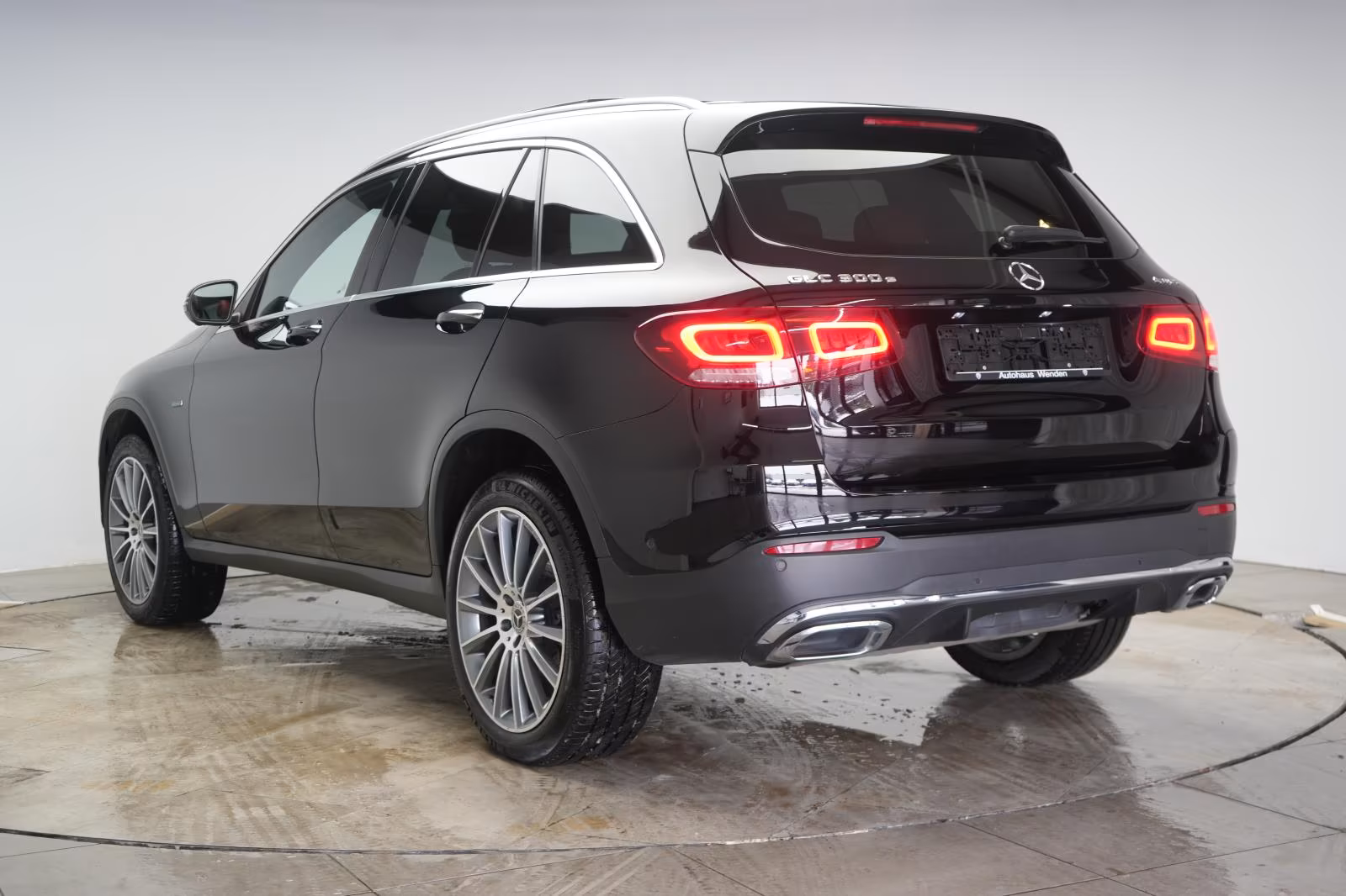 (B-703) Mercedes-Benz(Hybrid) GLC 300 e 4Matic 9G-Tronic AMG Leder/Distroni - Image 4