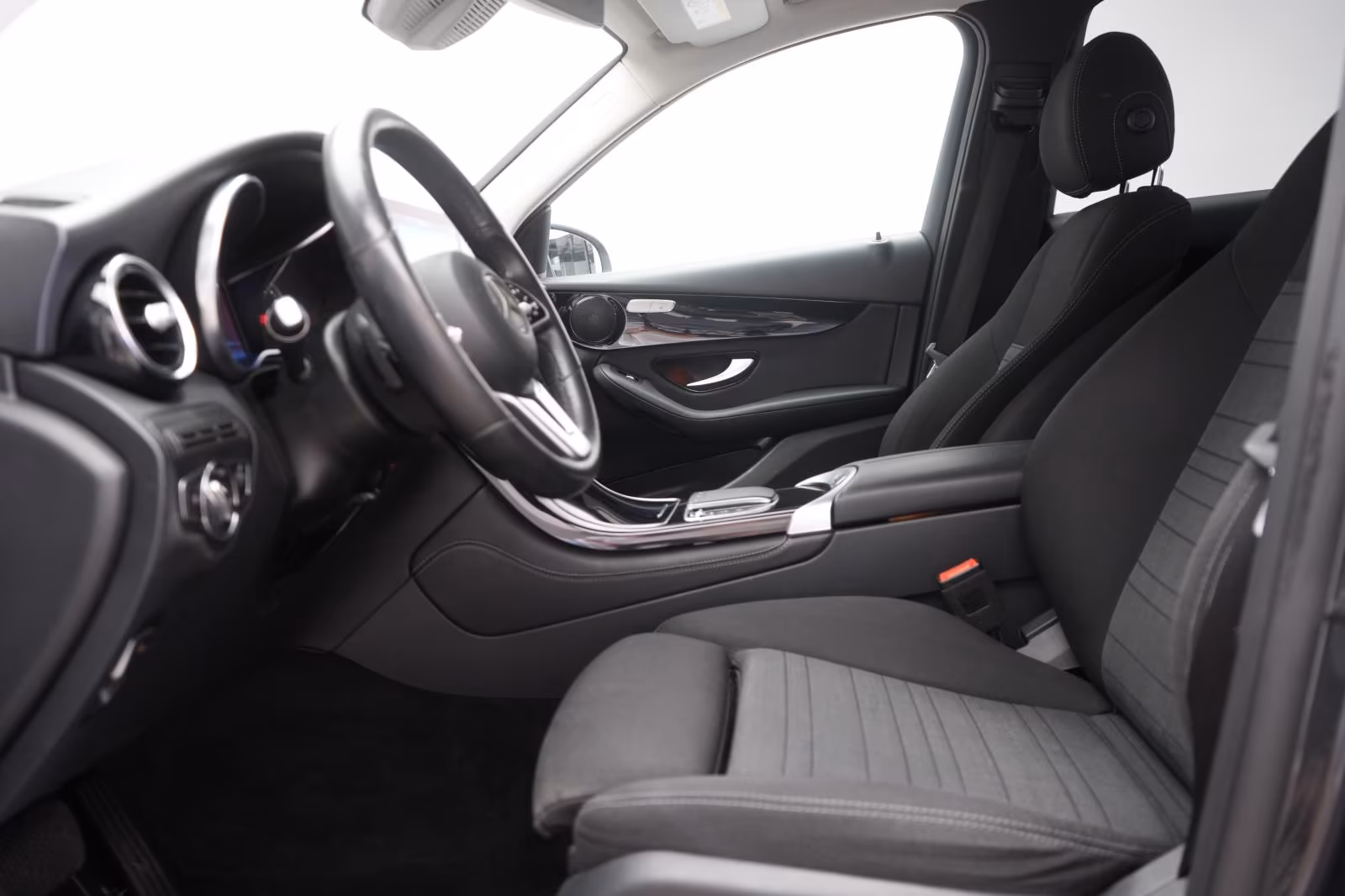 (B-088) Mercedes-Benz GLC 300 e 4Matic 9G-Tronic Distronic/Carplay/Lan - Image 6