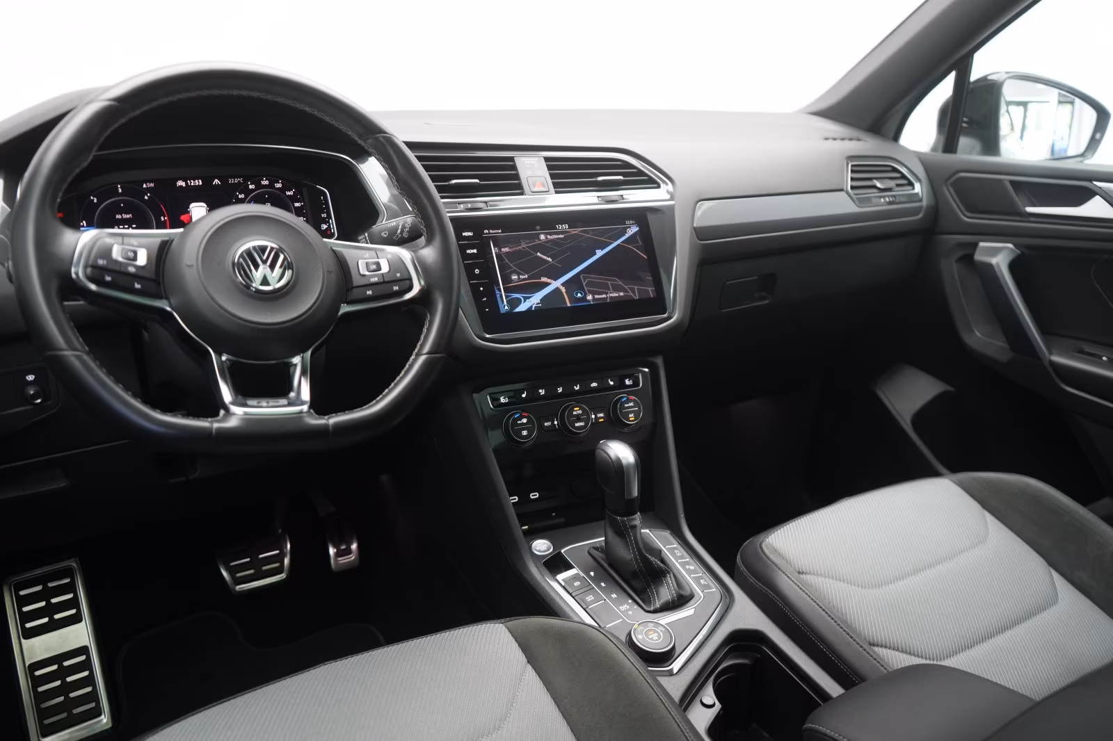 (B-592) Volkswagen Tiguan Allspace 2.0 TDI 4Motion DSG Highline R l - Image 8