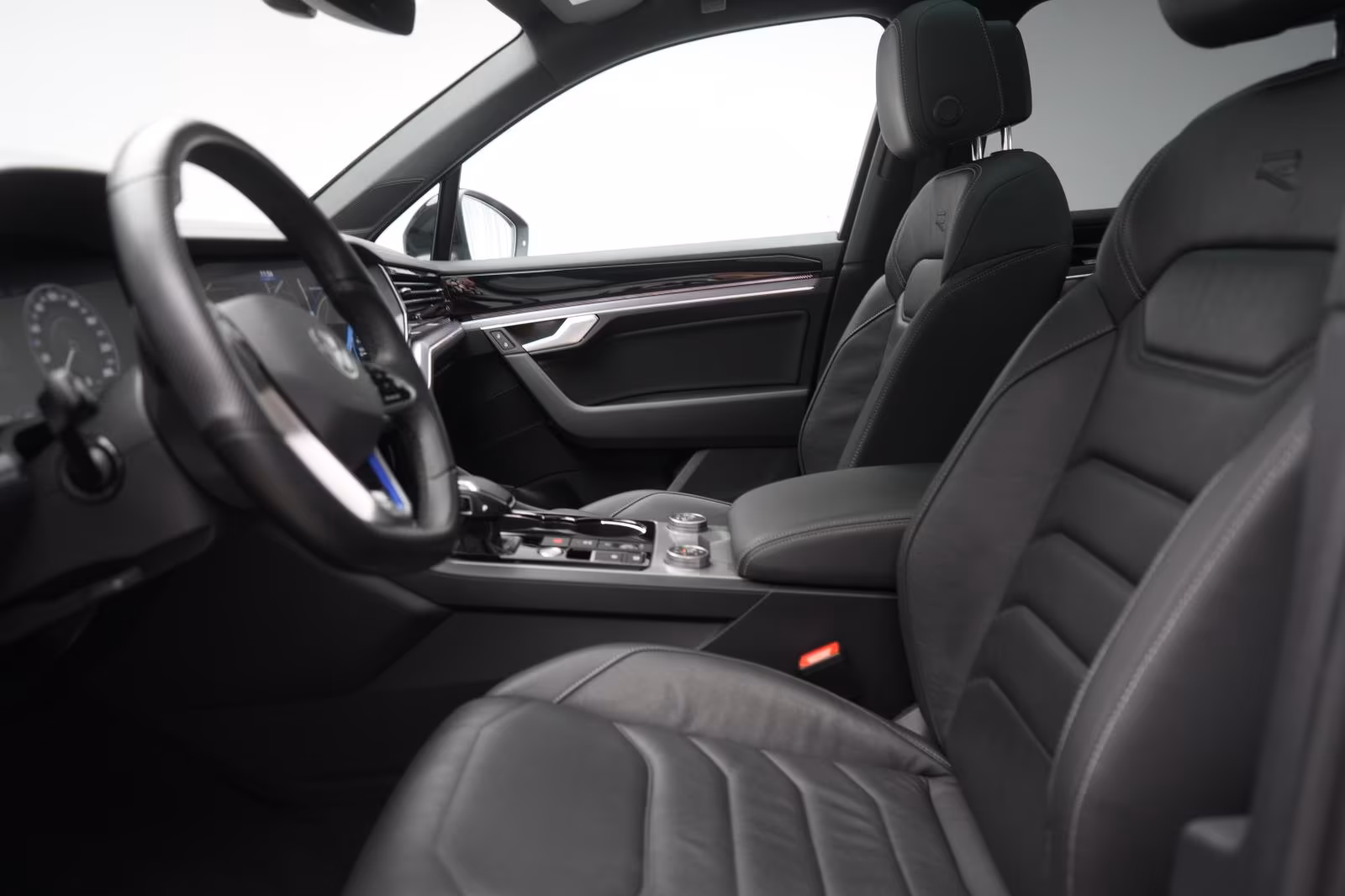 (B-334) Volkswagen(Hybrid) Touareg 3.0 V6 e-Hybrid 4Motion R line Leder/ACC - Image 6