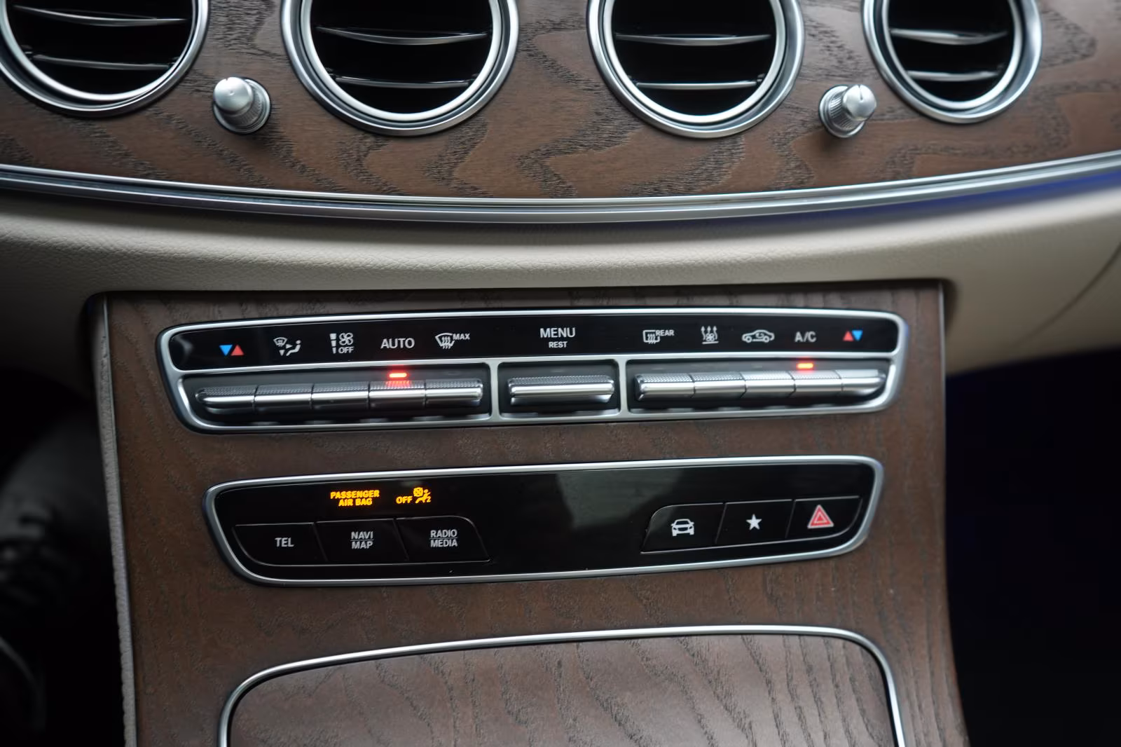 (B-662) Mercedes-Benz(Hybrid) E 300 de T 9G-Tronic Avantgarde Distronic/Kamera - Image 22