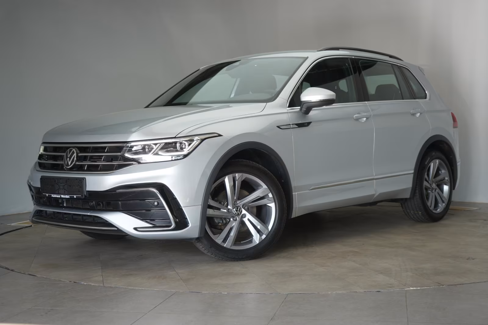 (B-648) Volkswagen Tiguan 2.0 TDI DSG R line ACC/Lane/Appconnect/AH - Image 3
