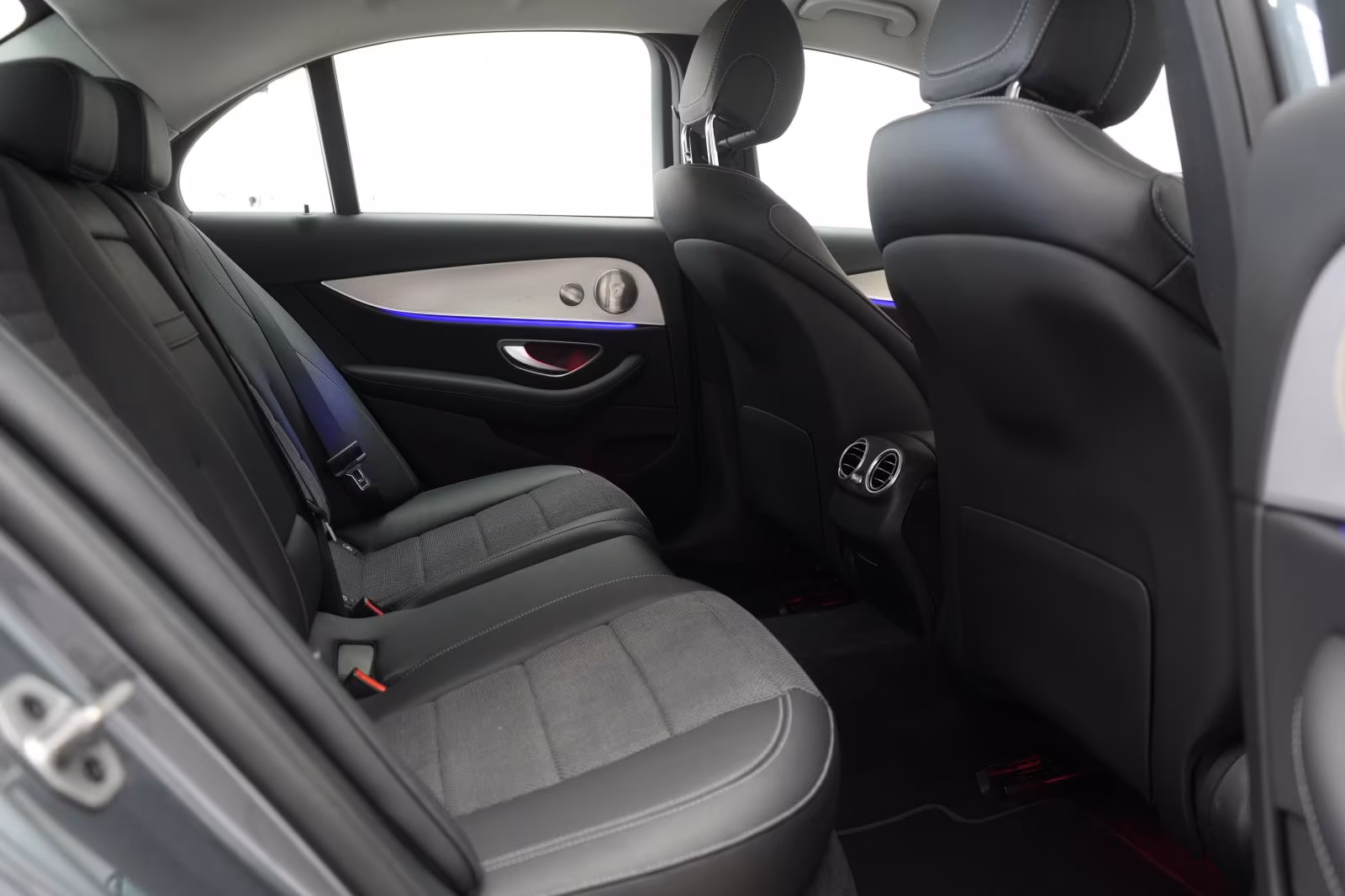 (B-501) Mercedes-Benz(Hybrid) E 300 de 9G-Tronic Avantgarde Distronic/Kamera/ - Image 11