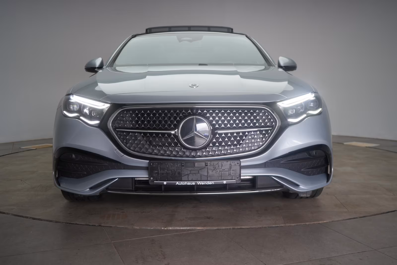 (B-319) Mercedes-Benz(Hybrid) E 300 de 4Matic 9G-T AMG Superscreen/Distronic/P - Image 2