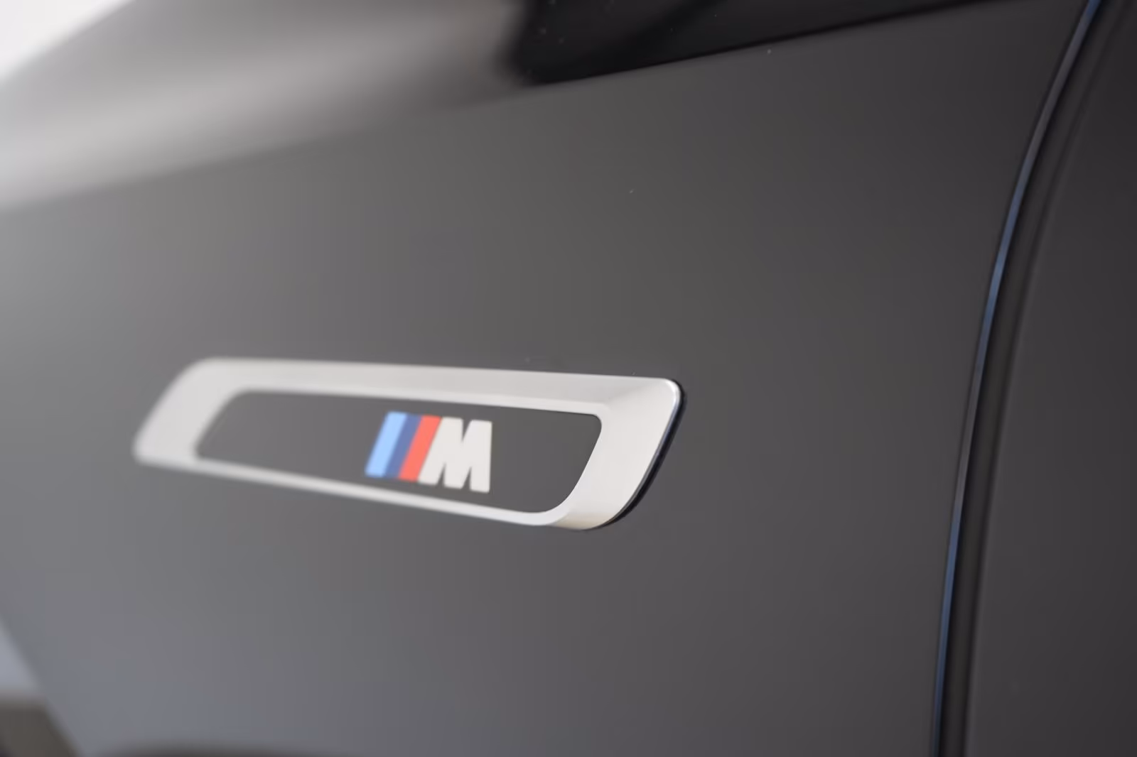 (B-275) BMW i7 M70 xDrive TheatreScreen/SkyLounge/HUD/B&W/Li - Image 28