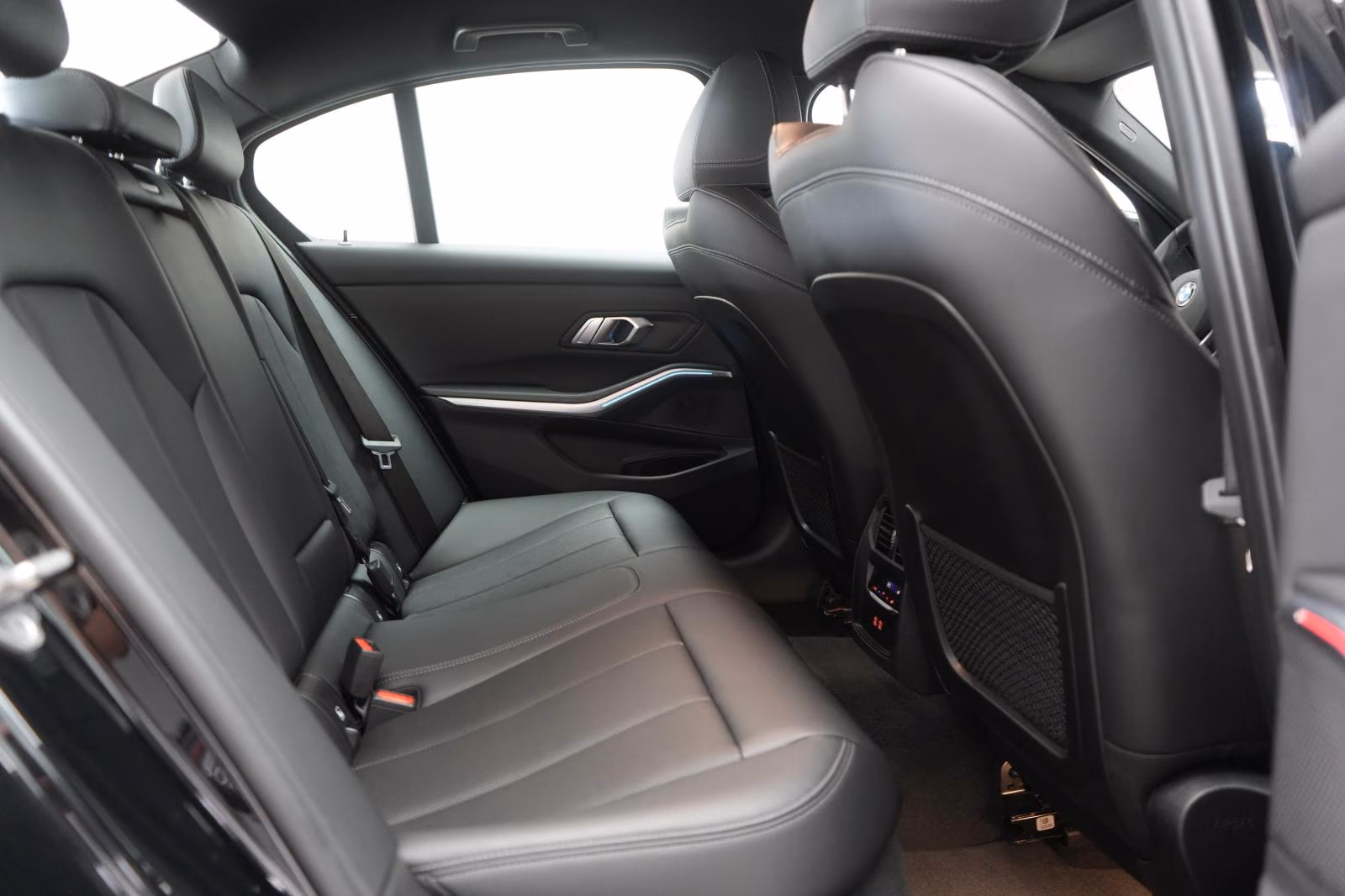 (B-425) BMW 320 i Leder/Temp/Hifi/Wide/CarPlay/Lane - Image 11