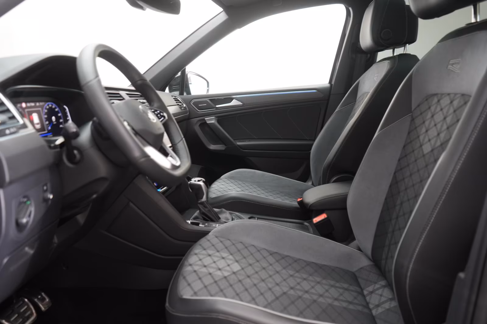 (B-589) Volkswagen Tiguan Allspace 2.0 TDI 4Motion DSG R-Line ACC/K - Image 6