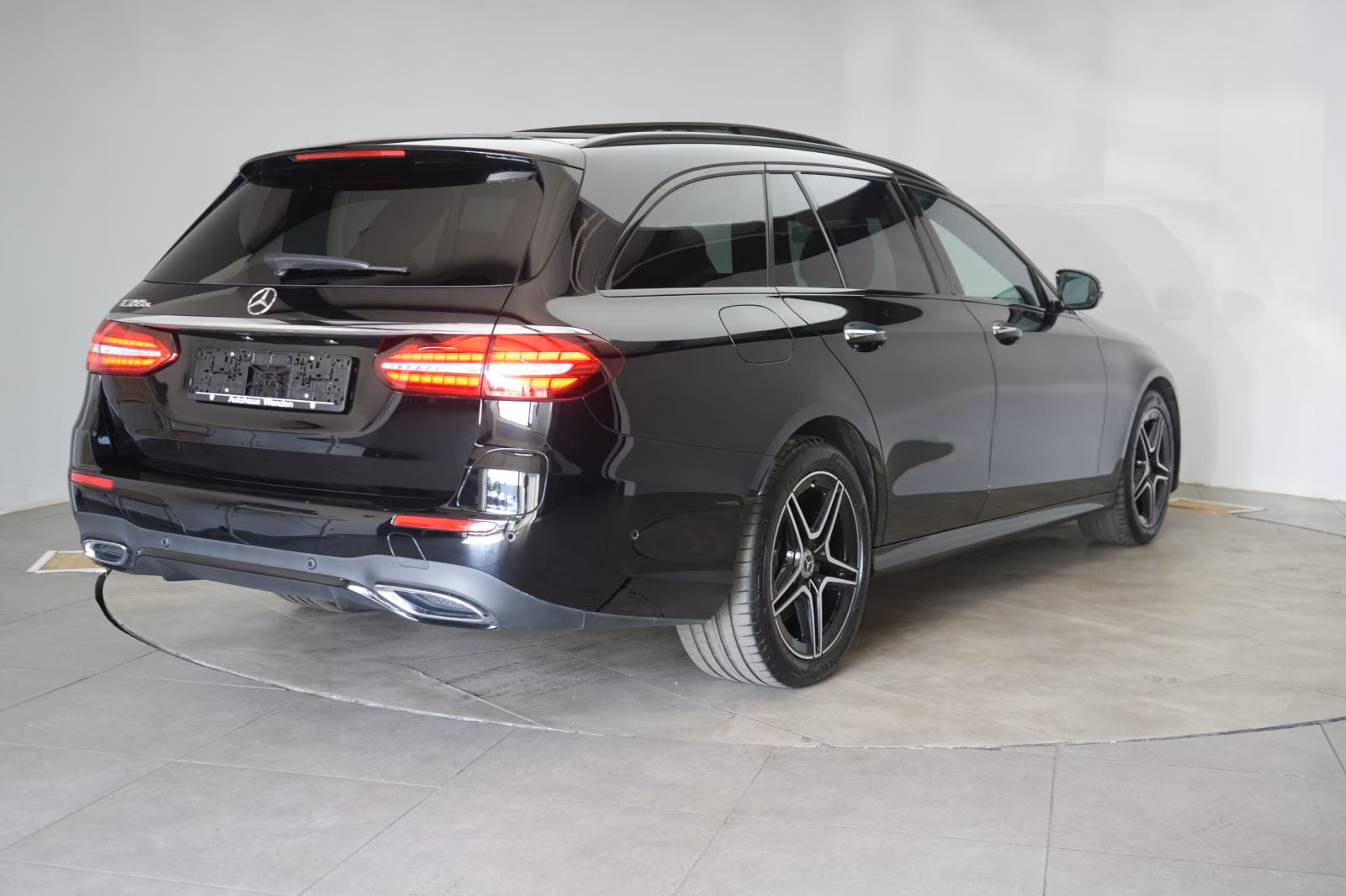 (B-150) Mercedes-Benz(Hybrid) E 300 e T AMG Distronic/Kamera/Pano/Carplay/Lane - Image 5