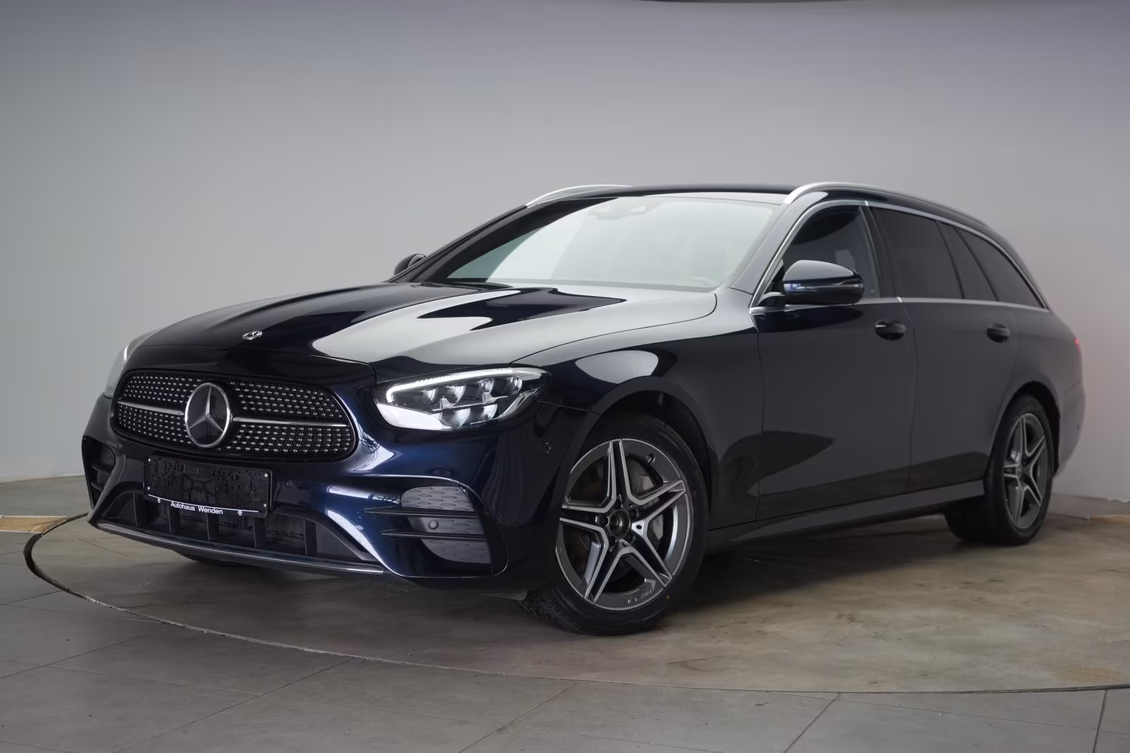 (B-259) Mercedes-Benz(Hybrid) E 300 e T 9G-Tronic AMG Distronic/Kamera/AHK/L - Image 3