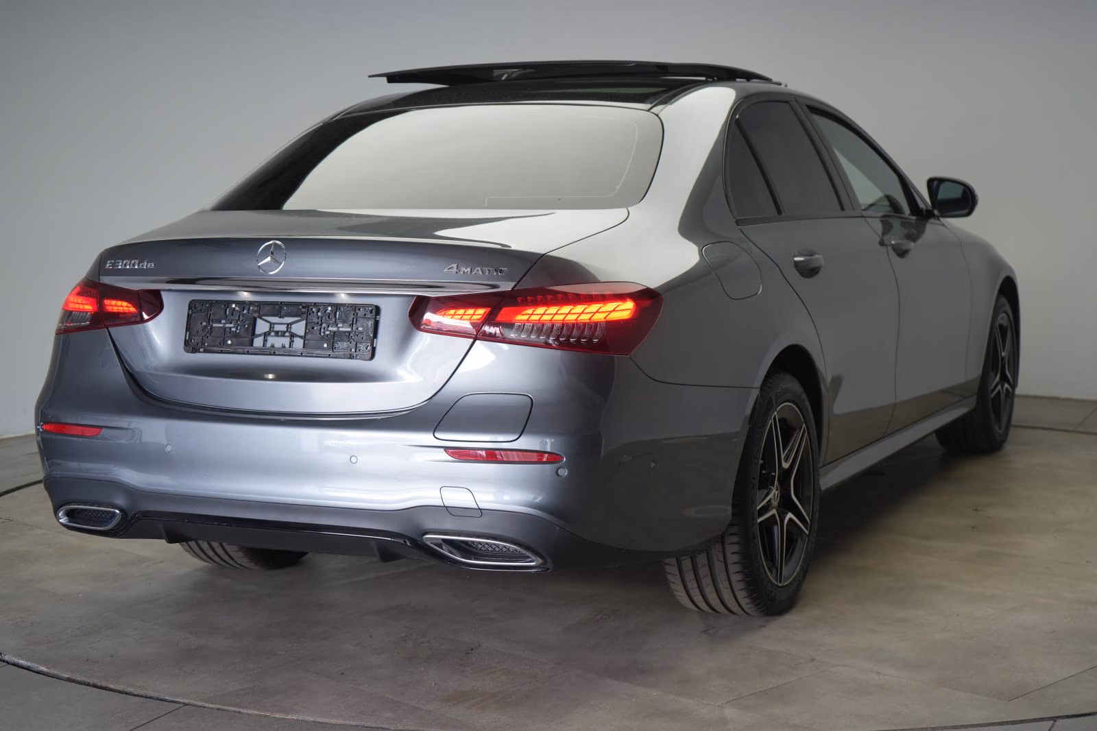 (B-575) Mercedes-Benz(Hybrid) E 300 de 4Matic 9G-Tronic AMG Distronic/Kamera/P - Image 5
