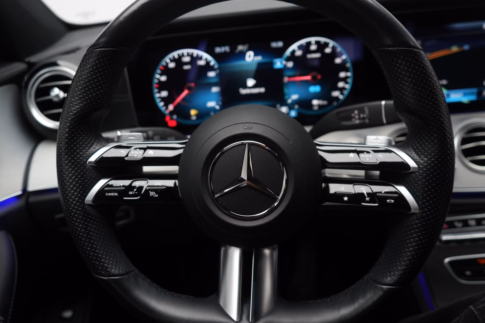 (B-252) Mercedes-Benz(Hybrid) E 300 de T 9G-Tronic AMG Distronic/Kamera/HUD/La - Image 17