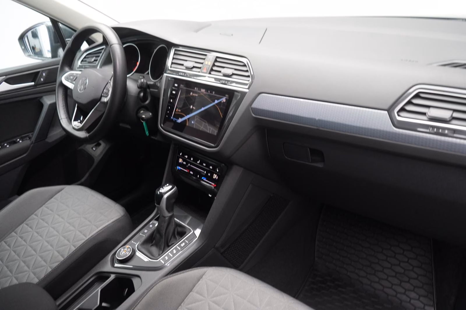 (B-521) Volkswagen Tiguan 2.0 TDI 4Motion Life CarPlay/ACC/Lane/AHK - Image 10