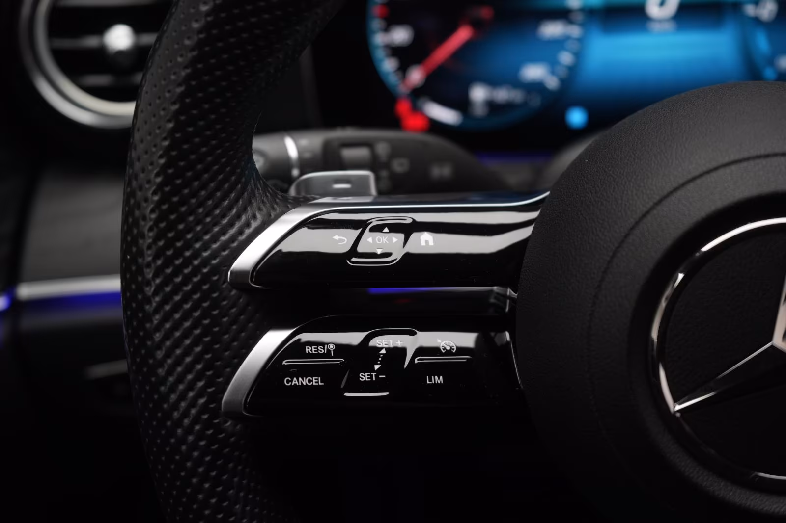 (B-115) Mercedes-Benz(Hybrid) E 300 e T 9G-Tronic AMG Softclose/Leder/HUD/Bu - Image 18