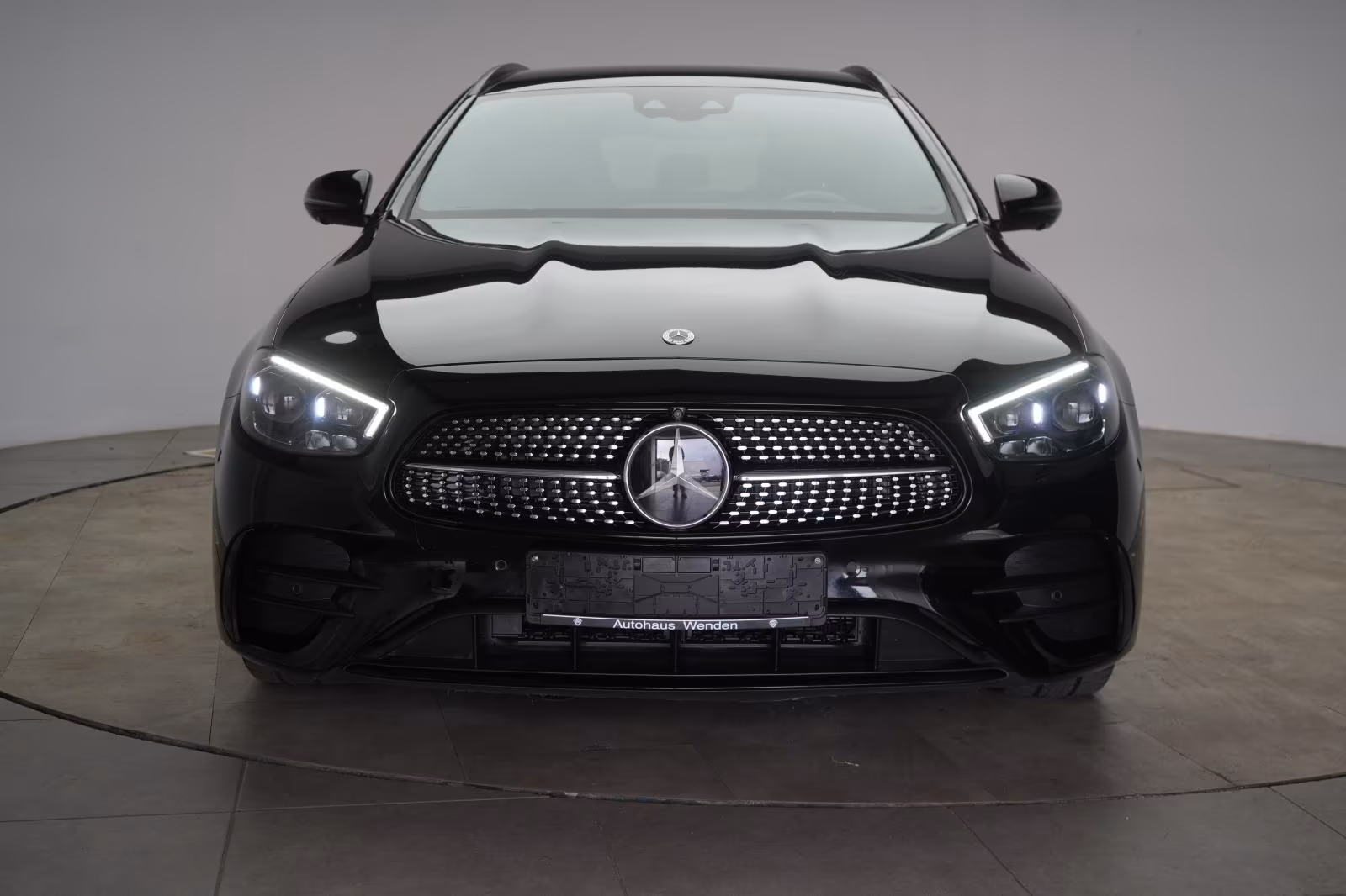 (B-252) Mercedes-Benz(Hybrid) E 300 de T 9G-Tronic AMG Distronic/Kamera/HUD/La - Image 2