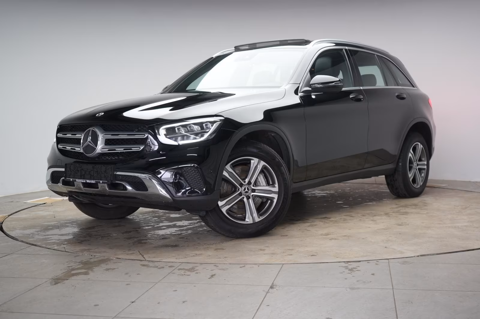 (B-636) Mercedes-Benz(Hybrid) GLC 300 e 4Matic 9G-Tronic Distronic/Kamera/Pan - Image 3