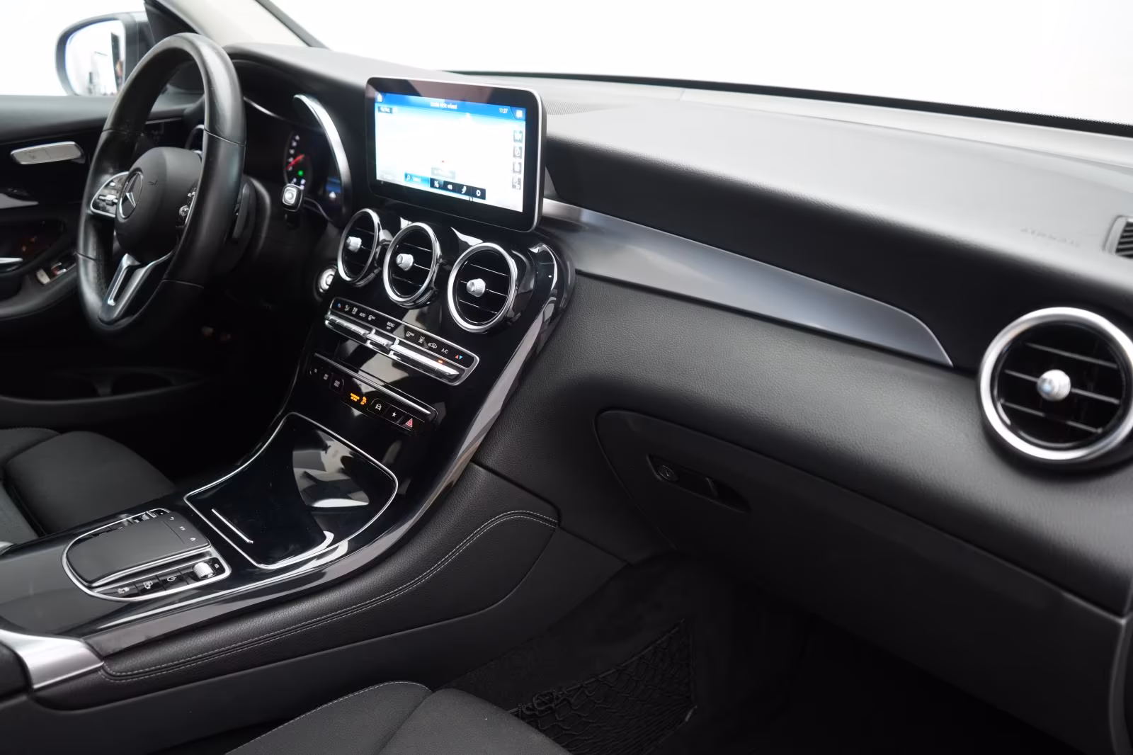 (B-088) Mercedes-Benz GLC 300 e 4Matic 9G-Tronic Distronic/Carplay/Lan - Image 10