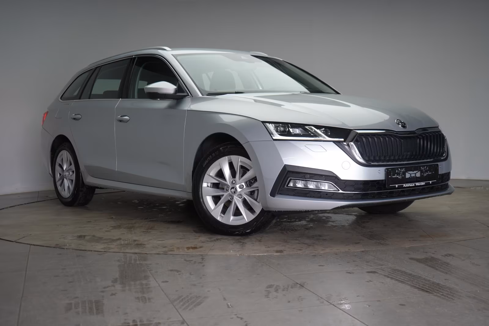 (B-306) Skoda Octavia 2.0 TDI DSG Style ACC/Virtual/Lane/Side/ - Image 1