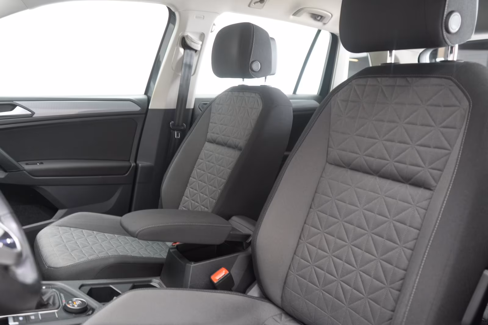 (B-133) Volkswagen Tiguan 2.0 TDI 4Motion DSG Navi/ACC/AHK - Image 7