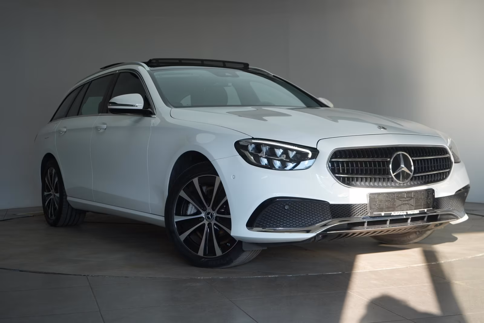 (B-201) Mercedes-Benz(Hybrid) E 300 de 4Matic T 9G-Tronic Temp/Kamera/Pano - Image 1