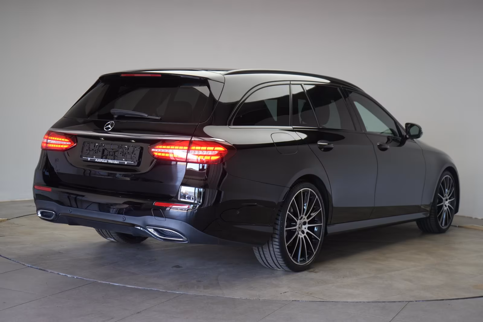 (B-607) Mercedes-Benz E 220 d T 9G-Tronic AMG CarPlay/Temp/Kamera/ - Image 5