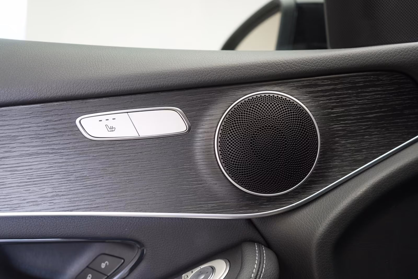 (B-060) Mercedes-Benz(Hybrid) GLC 300 e 4Matic 9G-Tronic AMG Temp/Kamera - Image 20