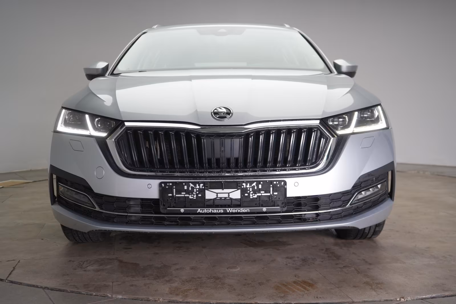 (B-306) Skoda Octavia 2.0 TDI DSG Style ACC/Virtual/Lane/Side/ - Image 2