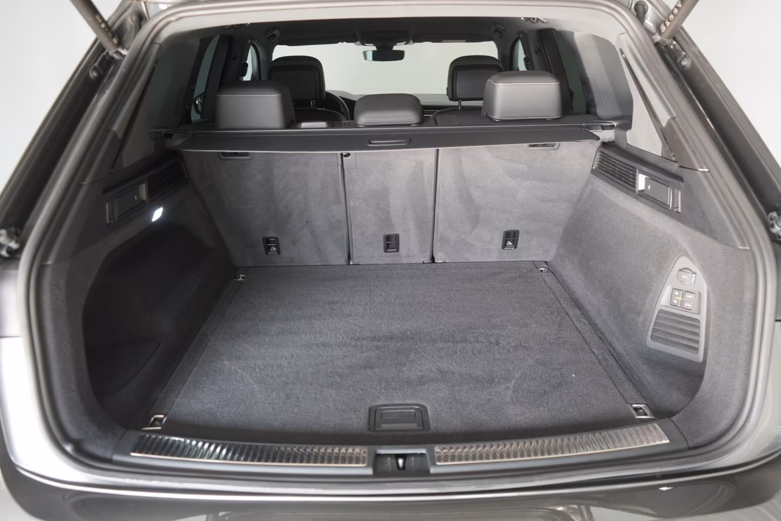 (B-599) Volkswagen Touareg 3.0 V6 TDI 4Motion DPF R-Line - Image 26