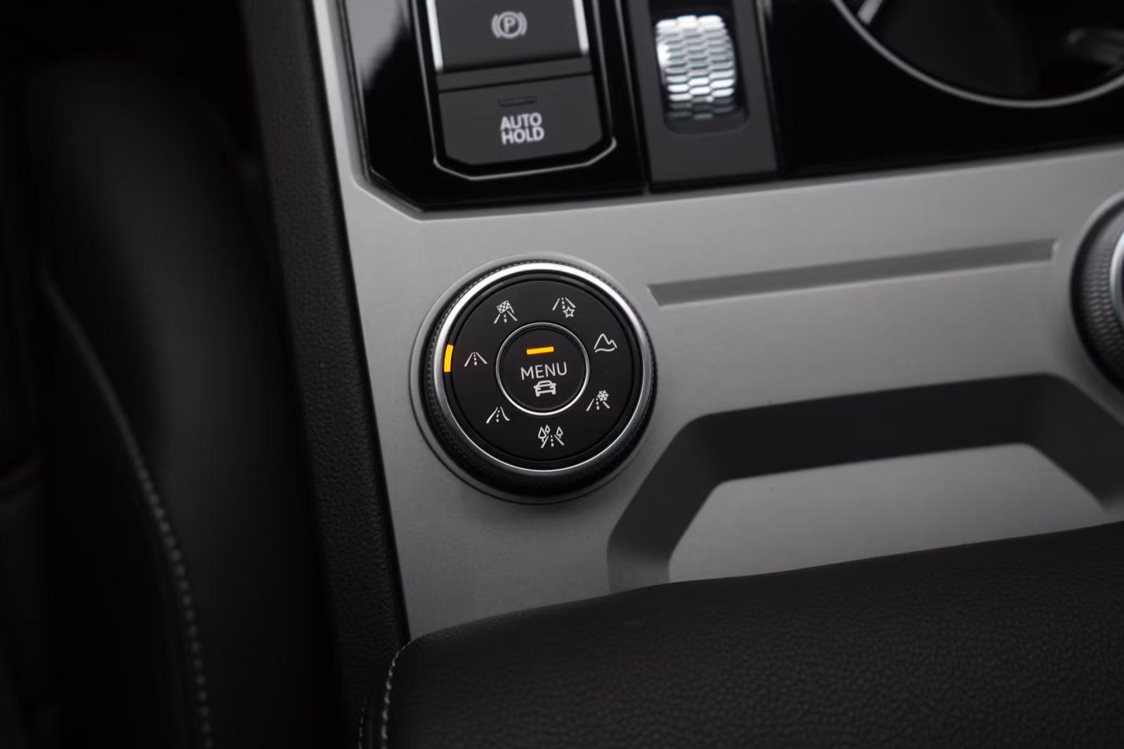 (B-334) Volkswagen(Hybrid) Touareg 3.0 V6 e-Hybrid 4Motion R line Leder/ACC - Image 23