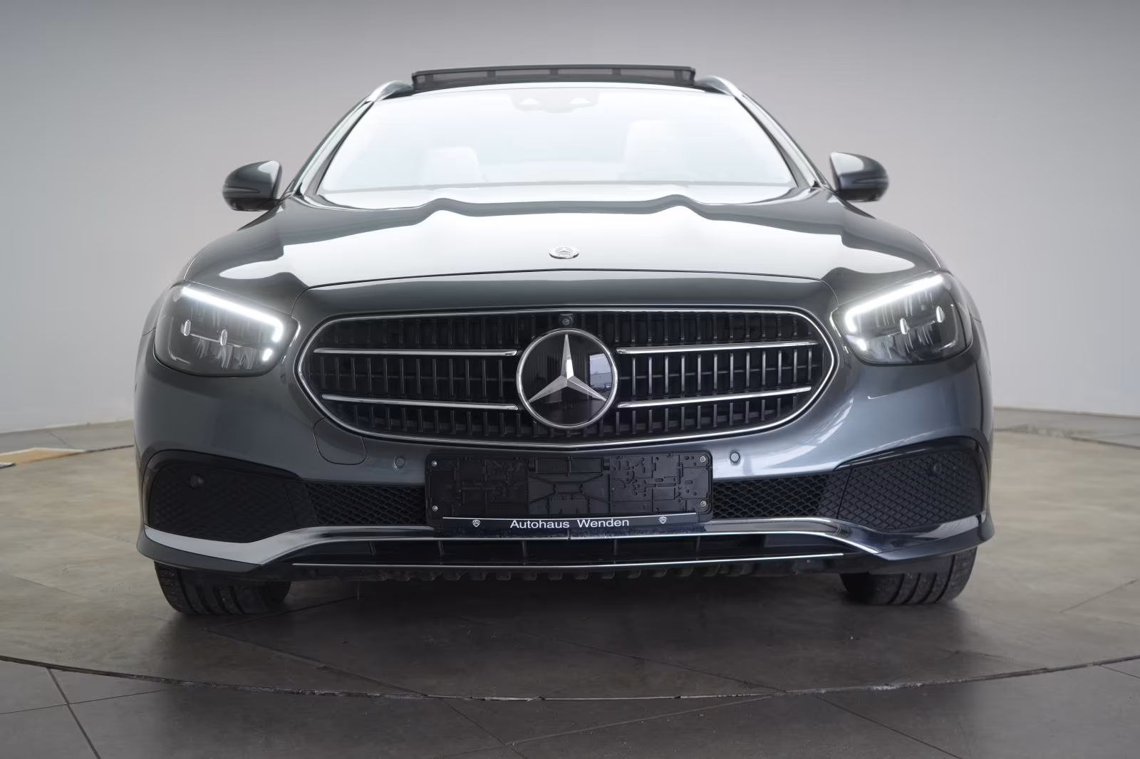(B-159) Mercedes-Benz(Hybrid) E 300 de 4Matic T 9G-Tronic Avantgarde Leder/Dis - Image 2