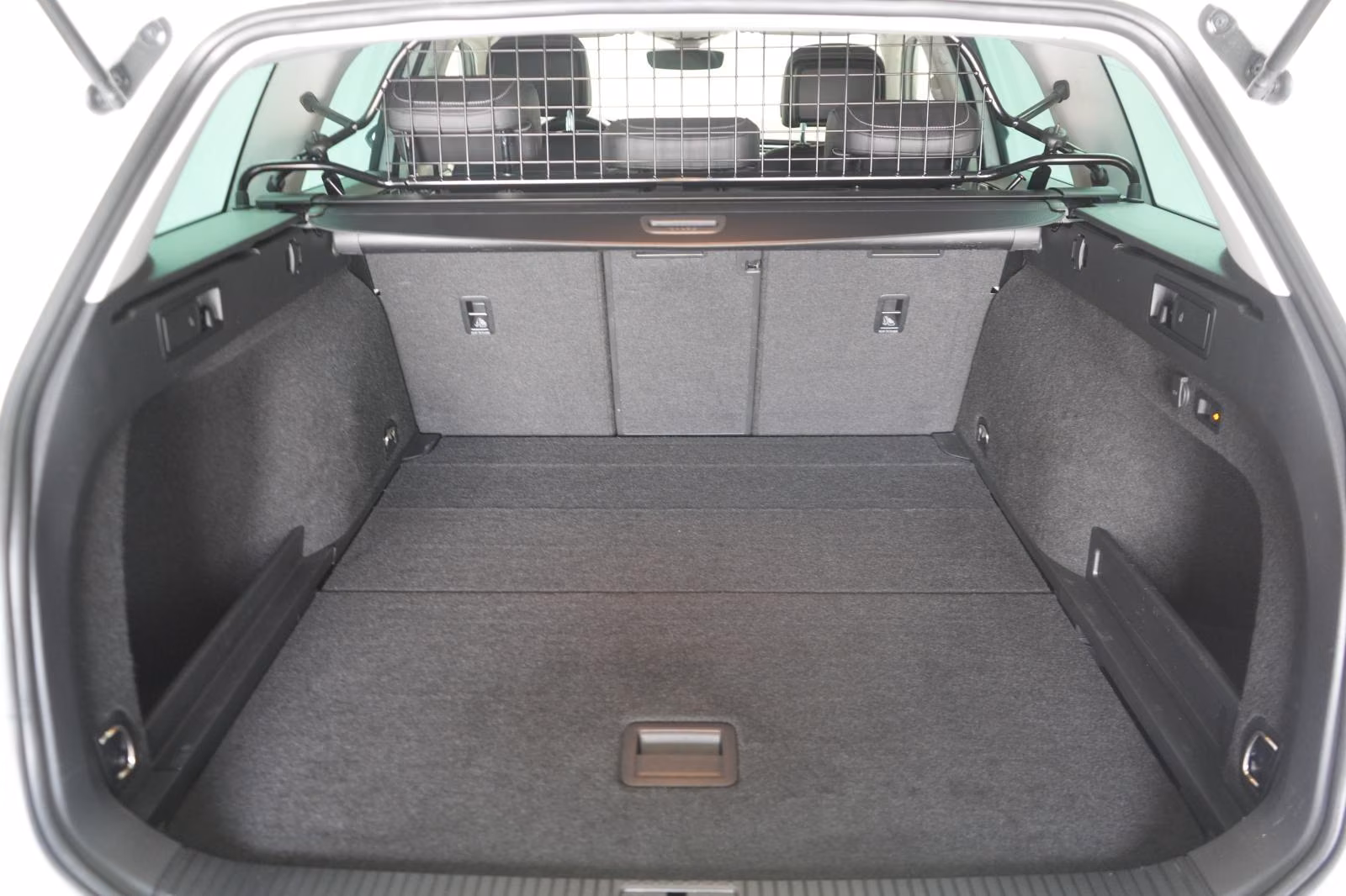 (B-226) Volkswagen Passat Variant 2.0 TDI DSG Business R line ACC/K - Image 28