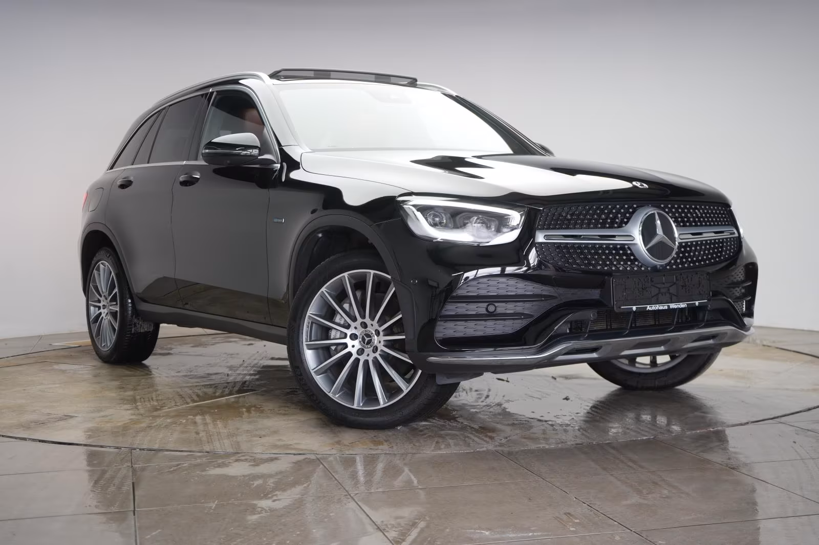 (B-703) Mercedes-Benz(Hybrid) GLC 300 e 4Matic 9G-Tronic AMG Leder/Distroni - Image 1