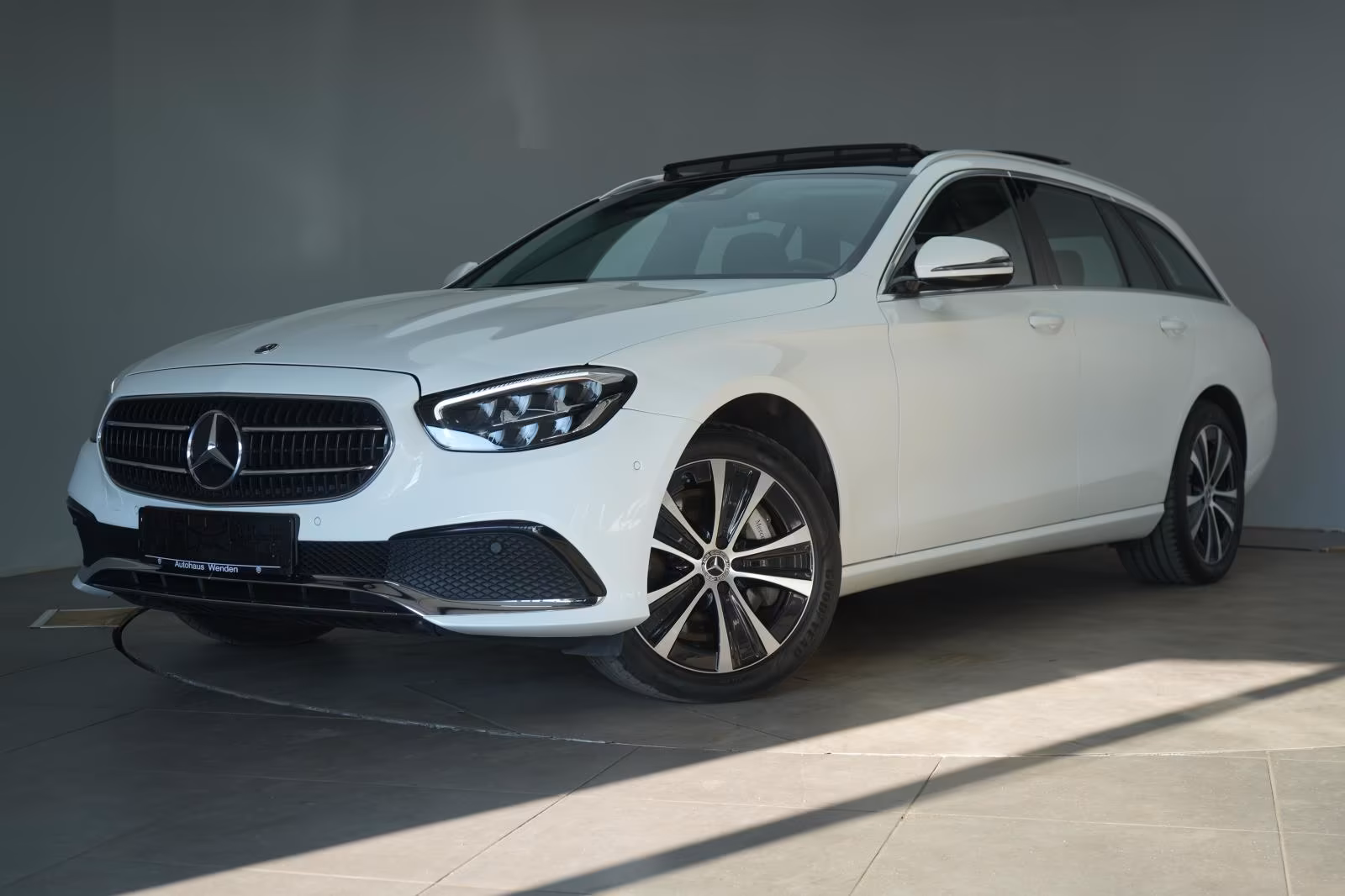 (B-201) Mercedes-Benz(Hybrid) E 300 de 4Matic T 9G-Tronic Temp/Kamera/Pano - Image 3