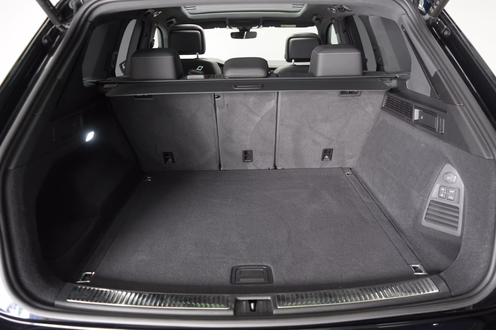 (B-622) Volkswagen Touareg 3.0 TDI 4Motion R-Line Leder/AHK/Allradl - Image 32