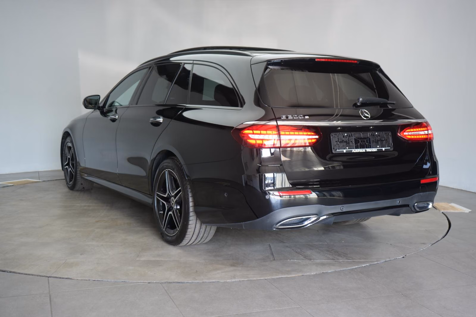 (B-150) Mercedes-Benz(Hybrid) E 300 e T AMG Distronic/Kamera/Pano/Carplay/Lane - Image 4