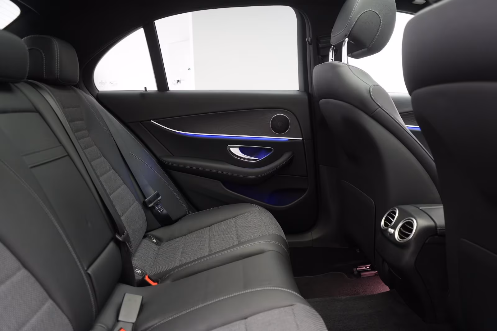 (B-647) Mercedes-Benz(Hybrid) E 300 de 9G-Tronic Avantgarde Distronic/Kamera/ - Image 11