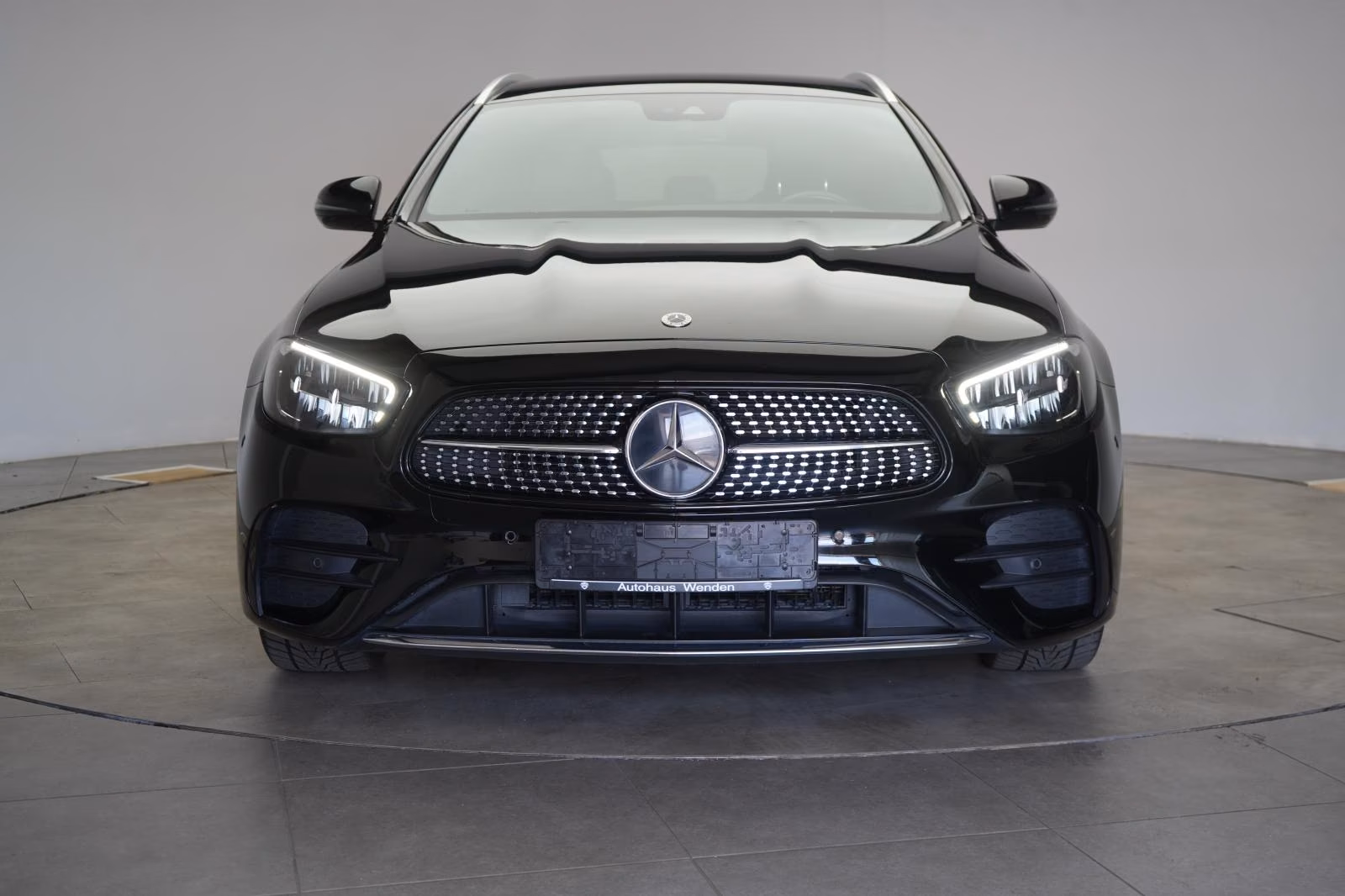 (B-330) Mercedes-Benz(Hybrid) E 300 de 4Matic T 9G-Tronic AMG Kamera/AHK/Wide - Image 2