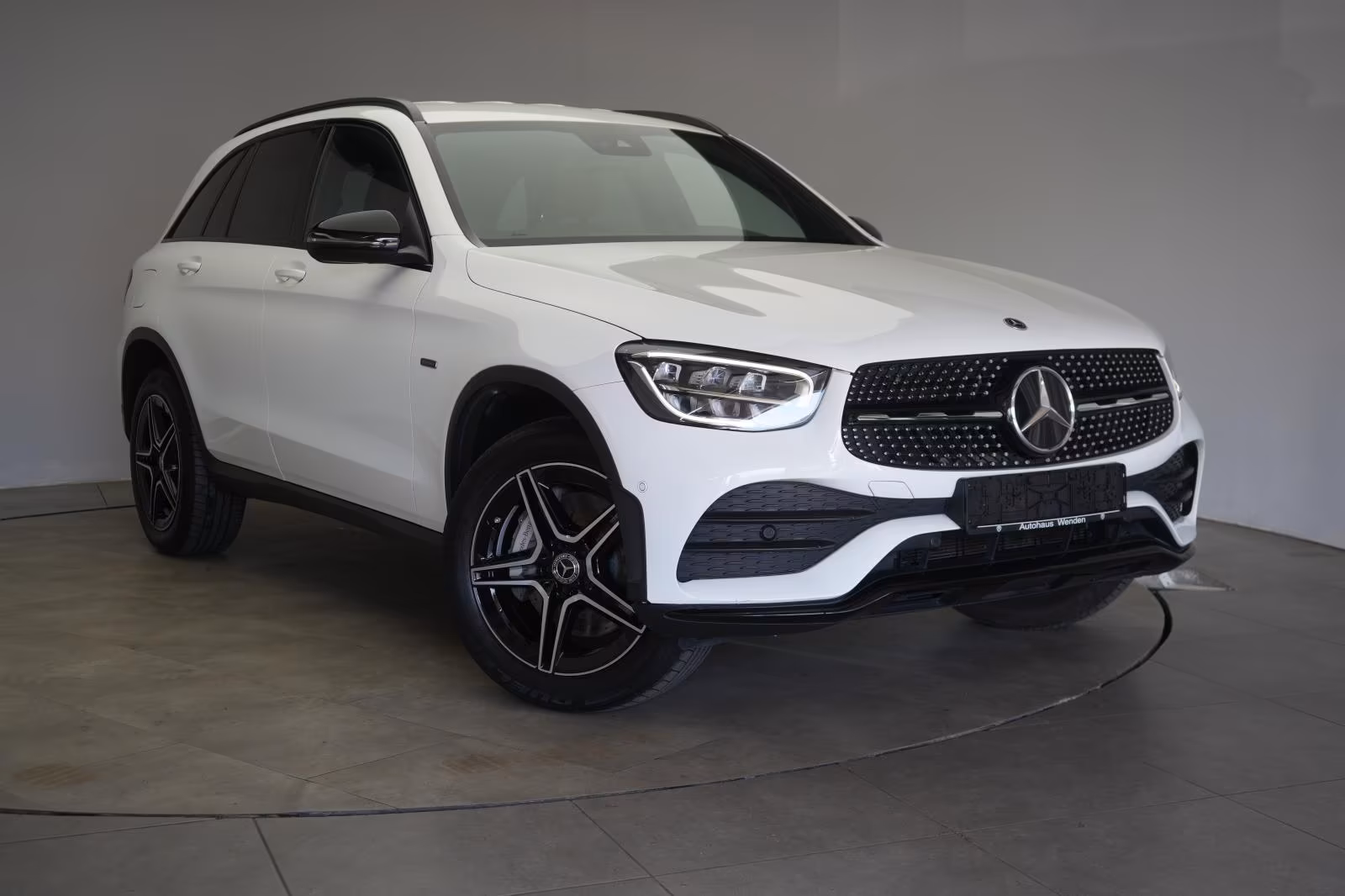 (B-208) Mercedes-Benz(Hybrid) GLC 300 e 4Matic 9G-Tronic AMG Leder/Temp/Kam - Image 1
