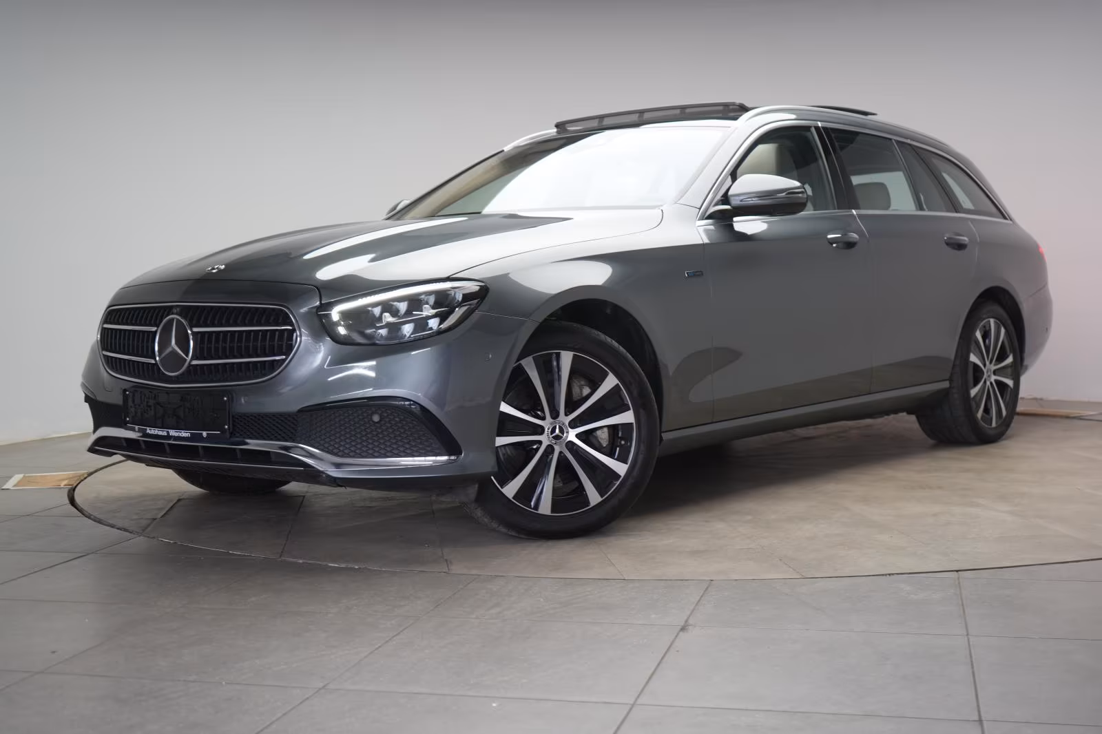 (B-159) Mercedes-Benz(Hybrid) E 300 de 4Matic T 9G-Tronic Avantgarde Leder/Dis - Image 3