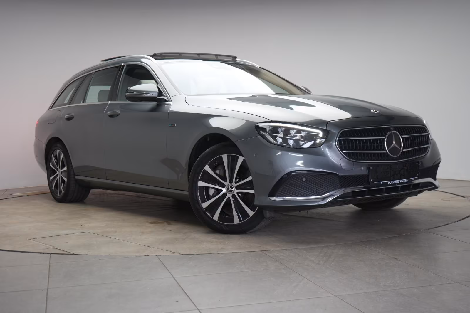 (B-159) Mercedes-Benz(Hybrid) E 300 de 4Matic T 9G-Tronic Avantgarde Leder/Dis - Image 1