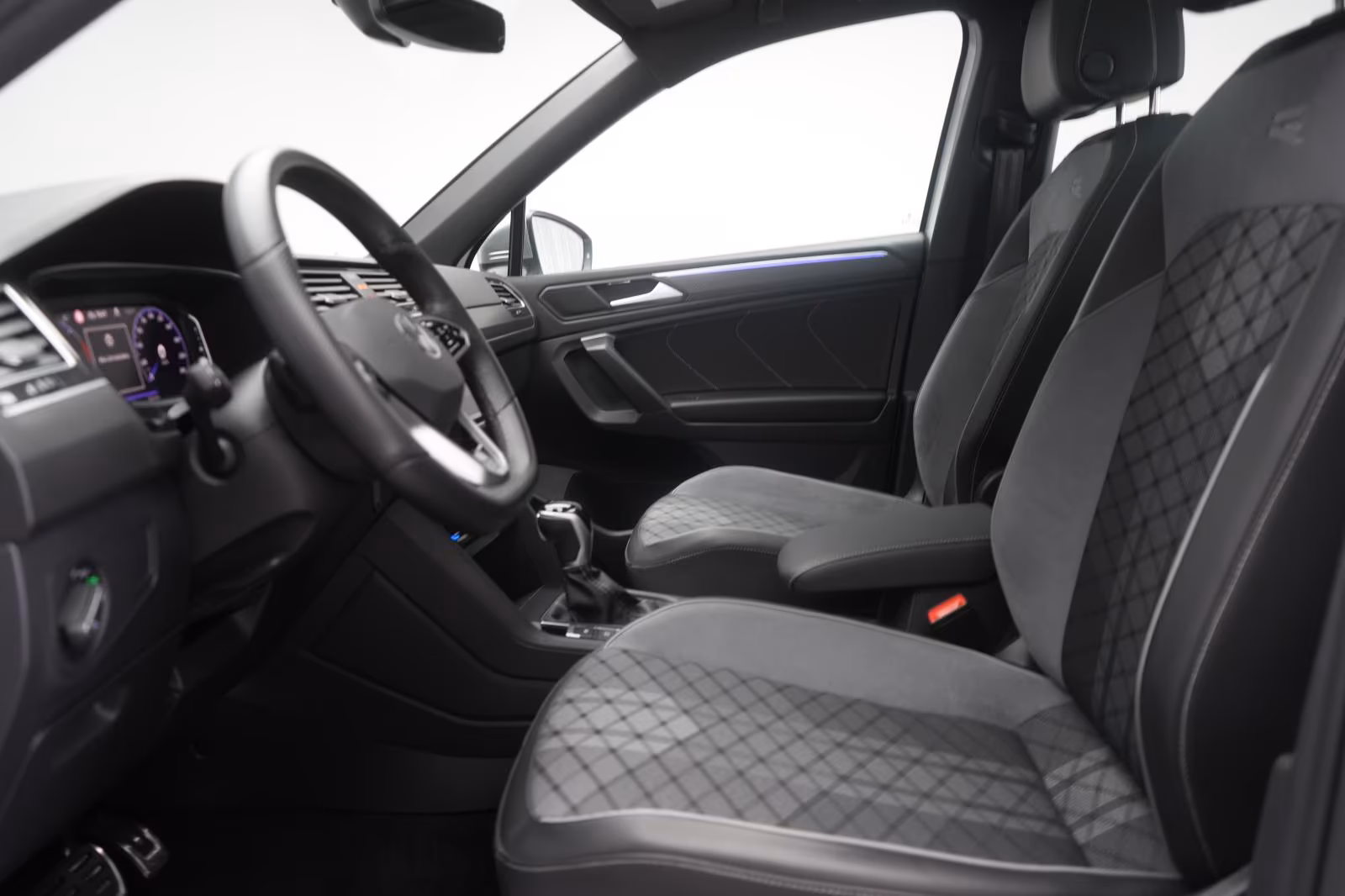 (B-372) Volkswagen Tiguan Allspace 2.0 TDI 4Motion DSG R-Line ACC/V - Image 6