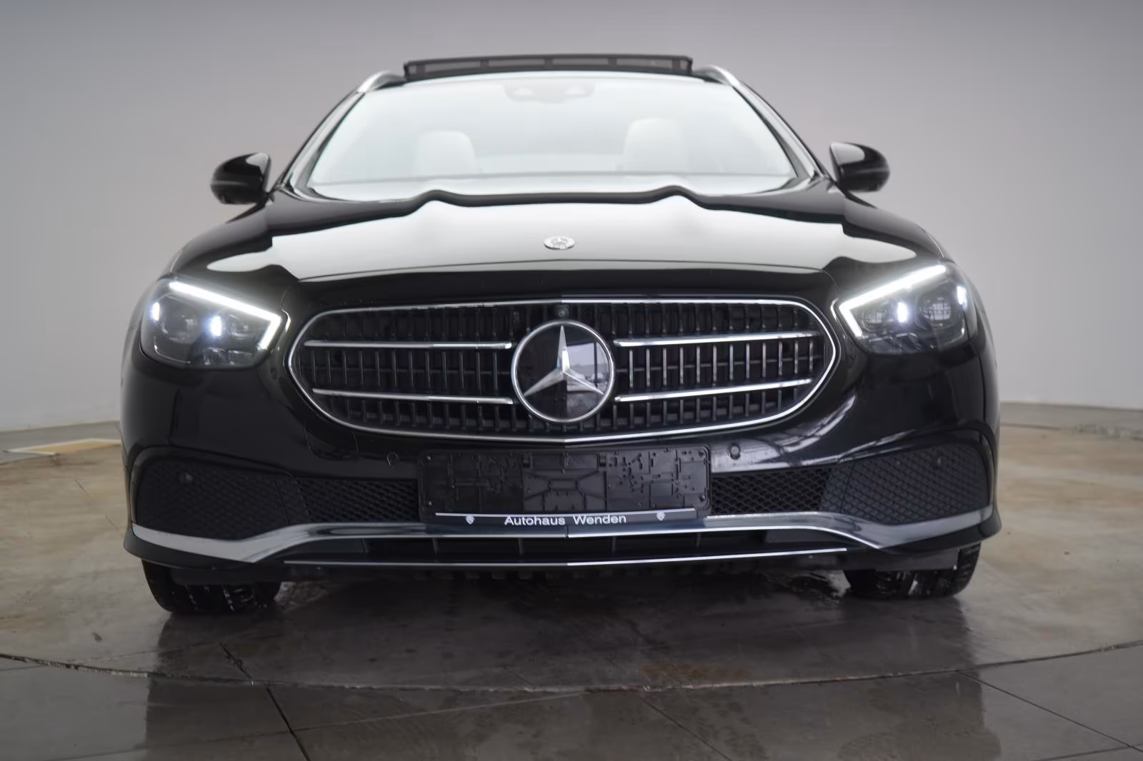 (B-662) Mercedes-Benz(Hybrid) E 300 de T 9G-Tronic Avantgarde Distronic/Kamera - Image 2