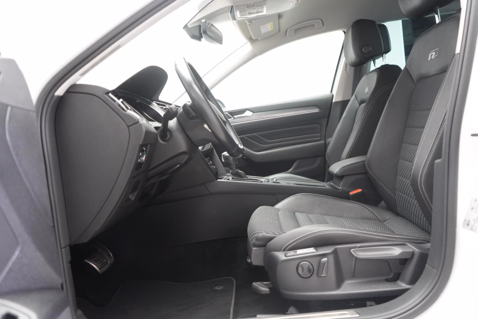 (B-226) Volkswagen Passat Variant 2.0 TDI DSG Business R line ACC/K - Image 6