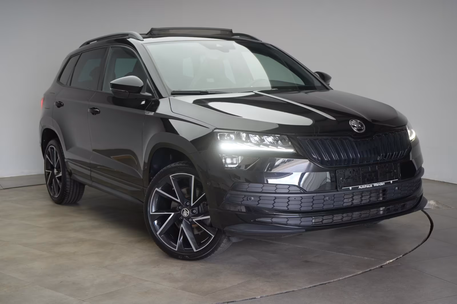 (B-614) Skoda Karoq 2.0 TDI Sportline ACC/Virtual/Pano/Kamera/ - Image 1