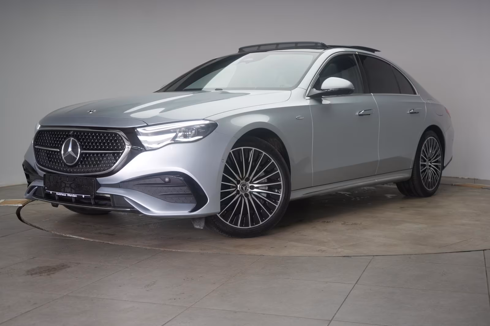 (B-319) Mercedes-Benz(Hybrid) E 300 de 4Matic 9G-T AMG Superscreen/Distronic/P - Image 3