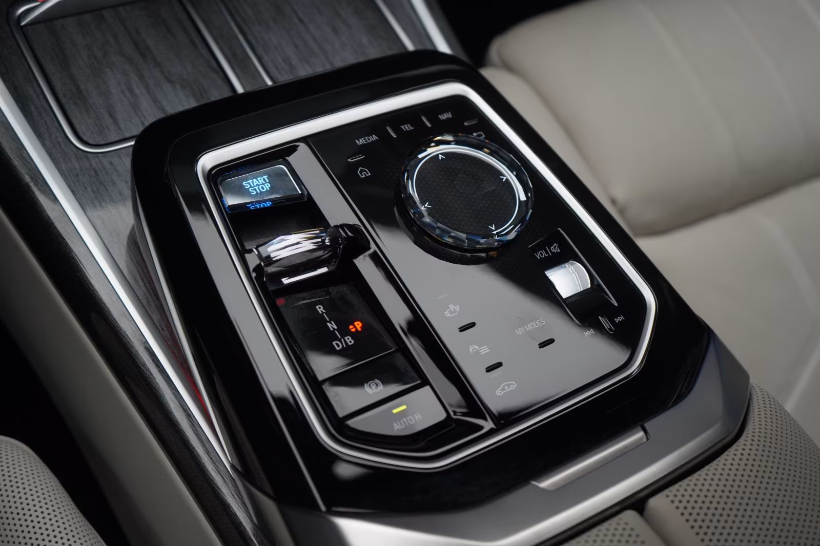 (B-261) BMW i7 M70 xDrive TheatreScreen/Sky Lounge/HUD/B&W/L - Image 23