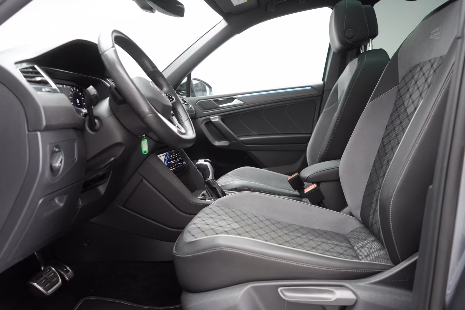 (B-443) Volkswagen Tiguan Allspace 2.0 TDI 4Motion DSG R-Line AHK/P - Image 6