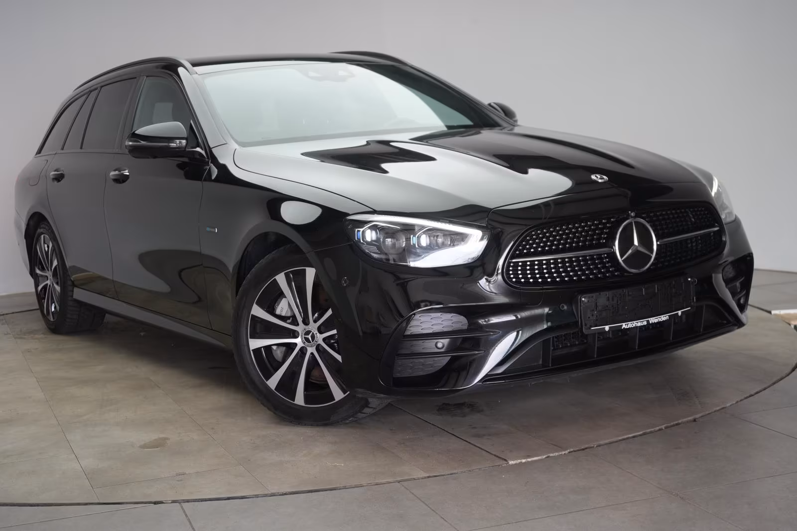 (B-252) Mercedes-Benz(Hybrid) E 300 de T 9G-Tronic AMG Distronic/Kamera/HUD/La - Image 1