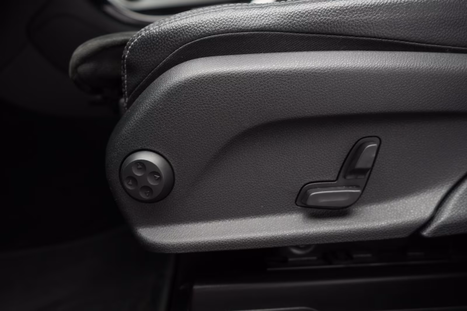 (B-178) Mercedes-Benz(Hybrid) GLC 300 de 4Matic 9G-Tronic AMG CarPlay/Temp/ - Image 18